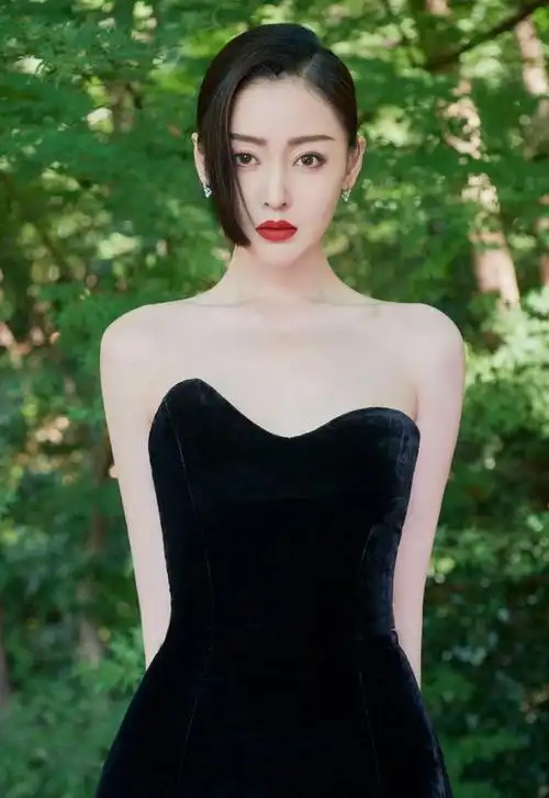 明星写真:张天爱黑色抹胸拖尾长裙时尚美拍,身材婀娜仙气飘飘