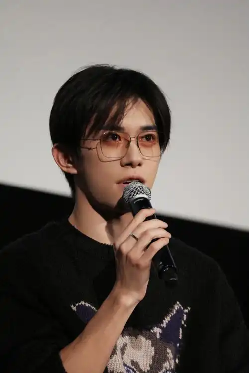 岩井俊二夸赞易烊千玺演技#易烊千玺细框墨镜# tfboys