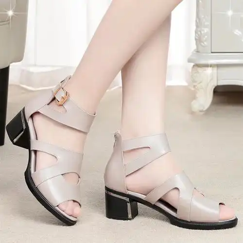 女士皮凉鞋夏季凉皮鞋妈妈凉鞋新款女式鱼嘴真皮镂空罗马凉鞋中跟