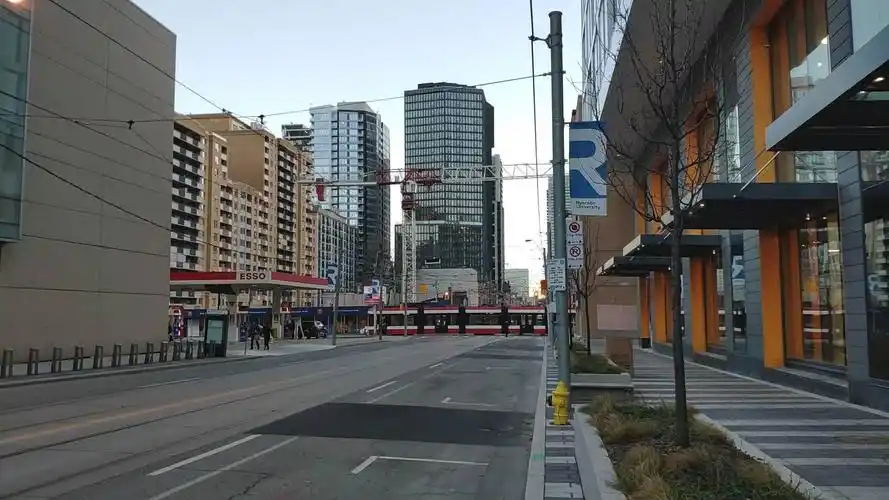 多伦多市中心的ryerson university,是公立大学,正在迅速崛起