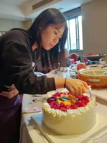 张心怡在切蛋糕,分享生日快乐!