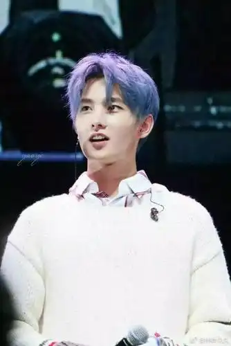 杨洋头发染黑了有点可惜生日会的灰蓝发色惊艳了