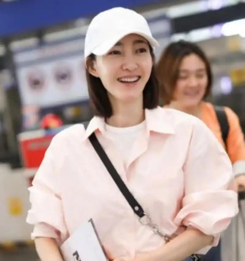王丽坤的机场穿搭造型真时髦,衬衫叠穿白t恤,果真越简单越高级