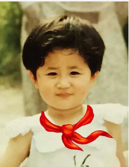 杨紫小时候虽然长得不是很漂亮但是可爱不输欧阳娜娜呢