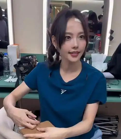 张嘉倪这皮肤真有点黑了,但五官很精致!