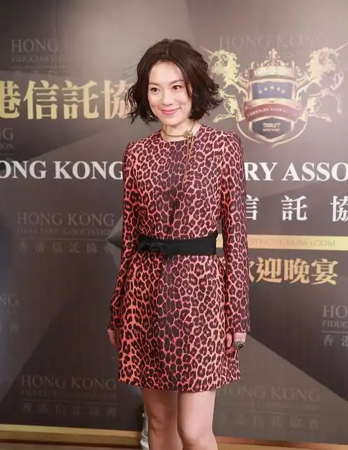 有一种洋气叫张可颐穿豹纹裙配空气纹理卷发细皮嫩肉优雅显贵