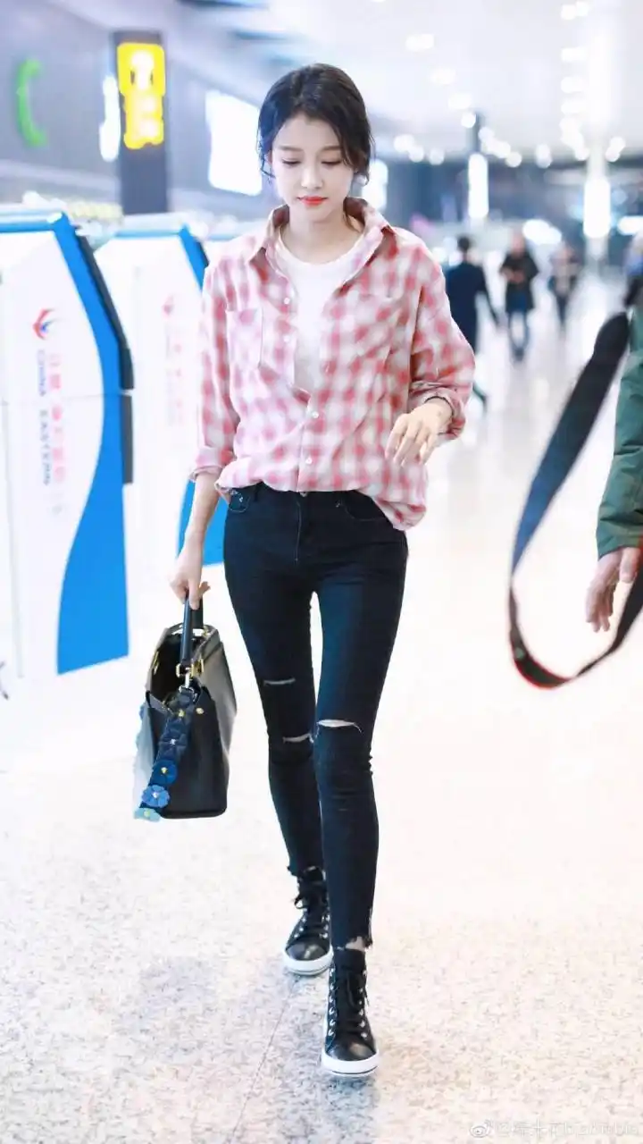 孙怡身高170cm,体重不到90斤,形象靓丽出众,人群中格外出挑.