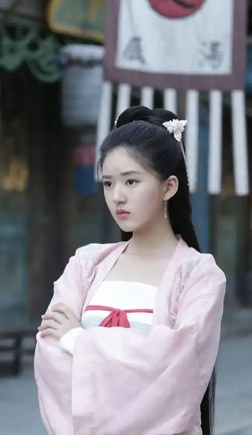 当少女明星穿古装时,程潇赵露思还好,看到虞书欣惊艳了-第2张图片