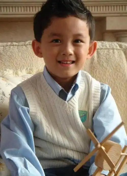 这个小孩真像吴磊,跟吴磊一样上嘴唇薄,吴磊难接受被叫哥哥