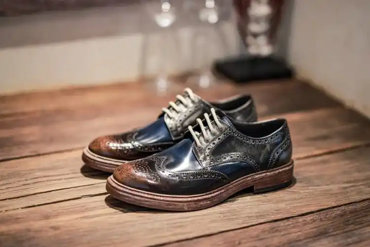 布洛克亮皮手工漆皮皮鞋