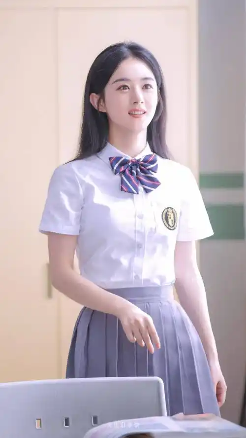 「赵丽颖」清纯水手服惊艳一众网友,校花感十足,瞬间重回十八岁_元气