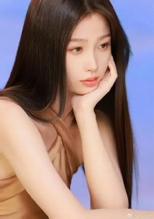 虞书欣挂脖丝绸裙##虞书欣裸妆