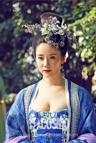 前两年《武媚娘传奇》里雍容端庄的德妃一角能相中她,也着实是好眼光.
