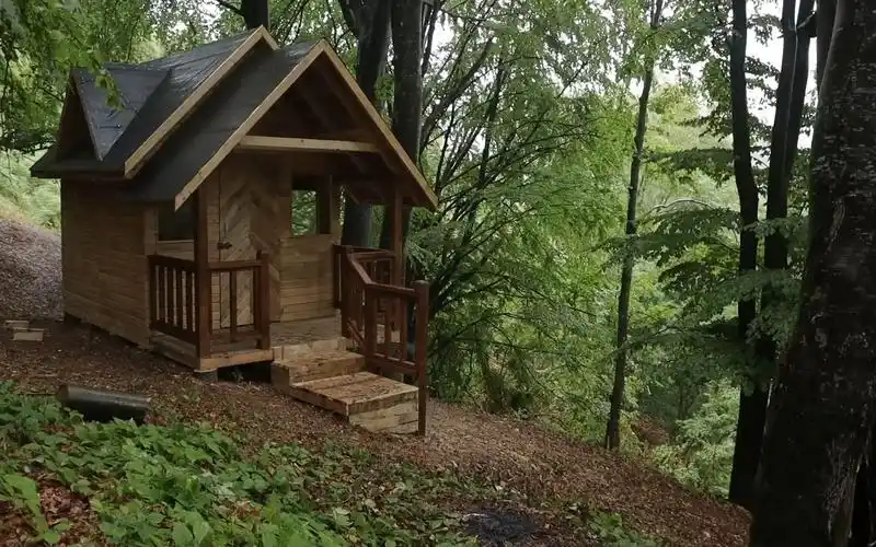 在野外建造一个小木屋解压视频