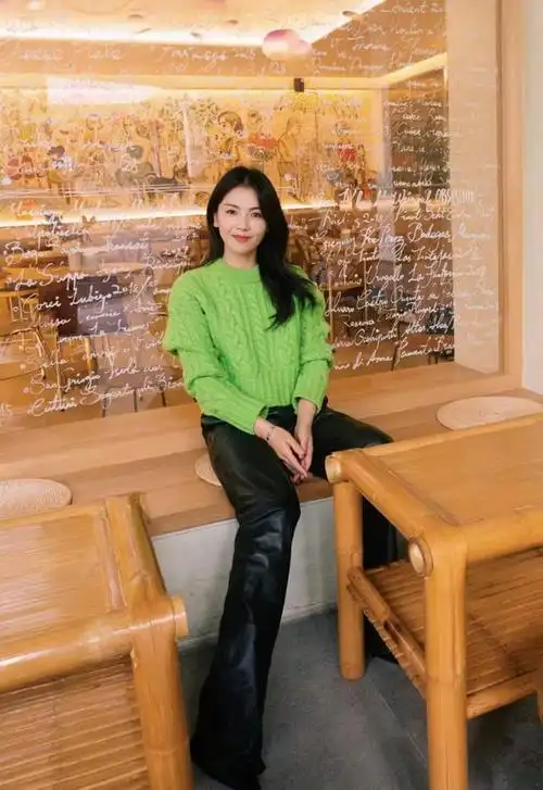 刘涛也太会穿了吧,亮绿色毛衣搭黑色皮裤,时尚又减龄!