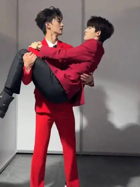 陈鑫海公主抱王星越##王星越陈鑫海兄弟抱一下