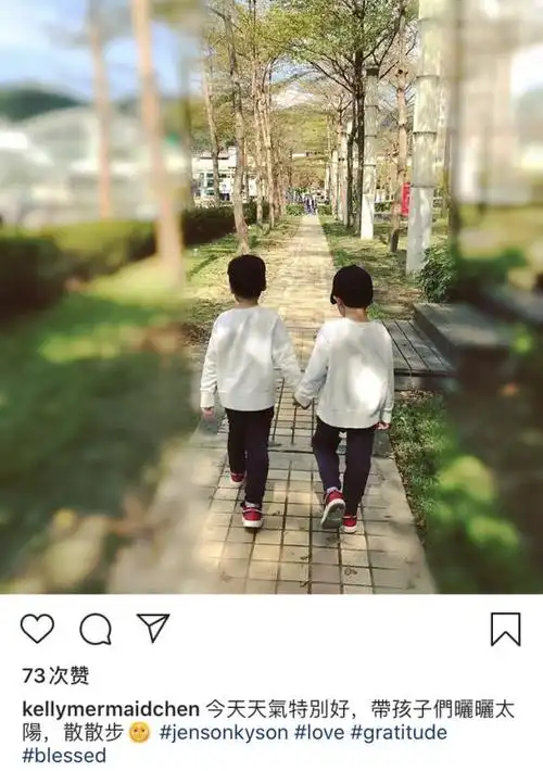 林志颖妻子陈若仪携双胞胎儿子出外散步兄弟俩手牵手同行好温馨