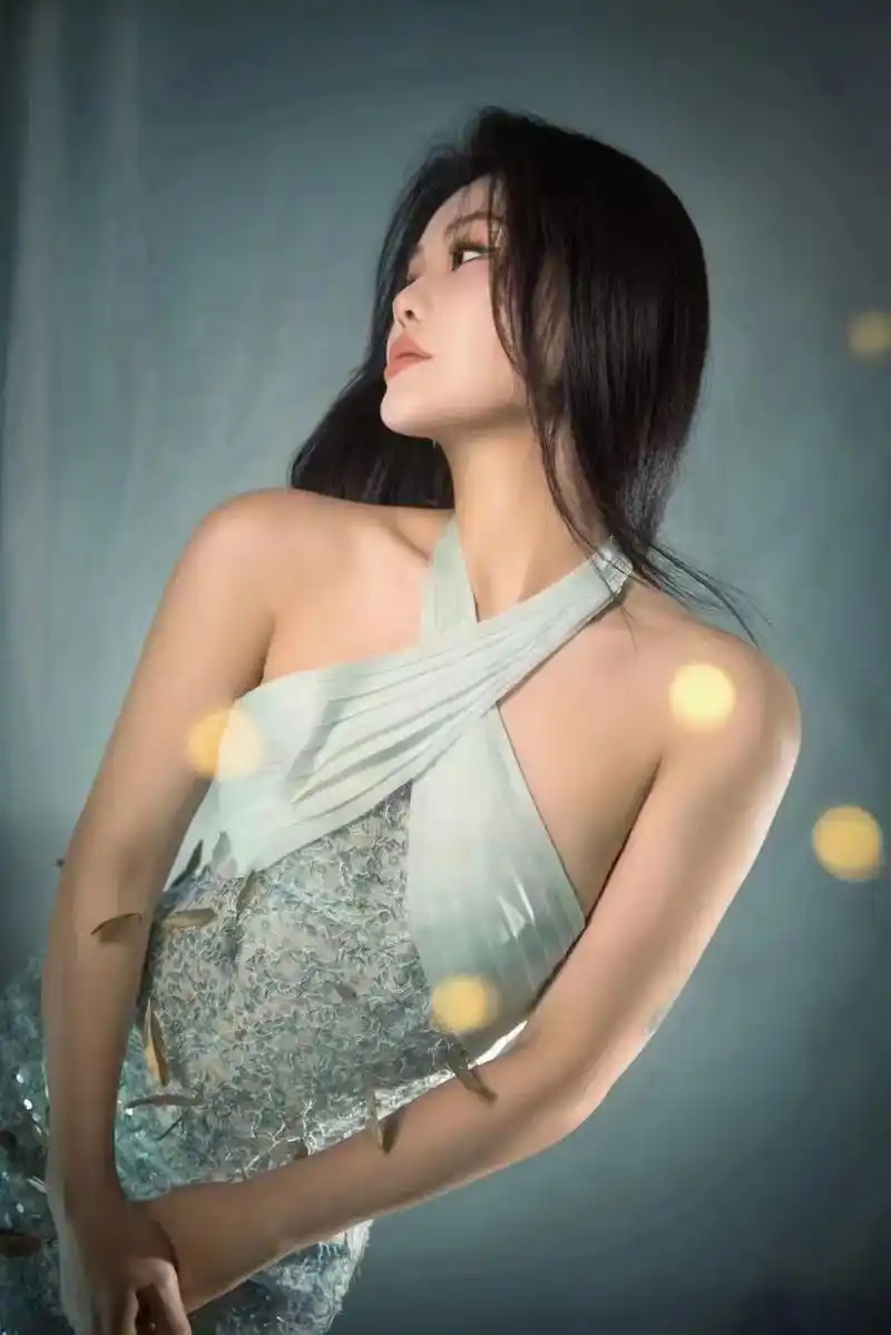 袁娅维 #魅力十足性感女神 #周一萌新歌空欢喜   轻拂裙 - 抖音