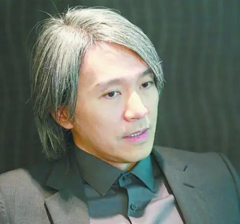 岁月你慢点走周星驰近照满头白发老态毕露