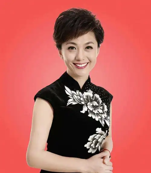 央视主持人海霞嫁大11岁教授结婚22年被丈夫宠成公主