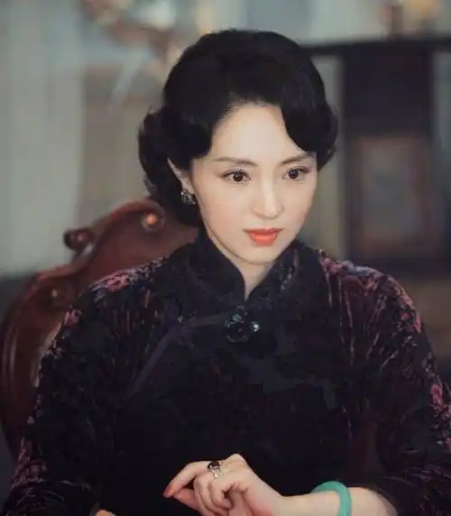在这部剧里面的董璇没有穿古装,而是穿了旗袍