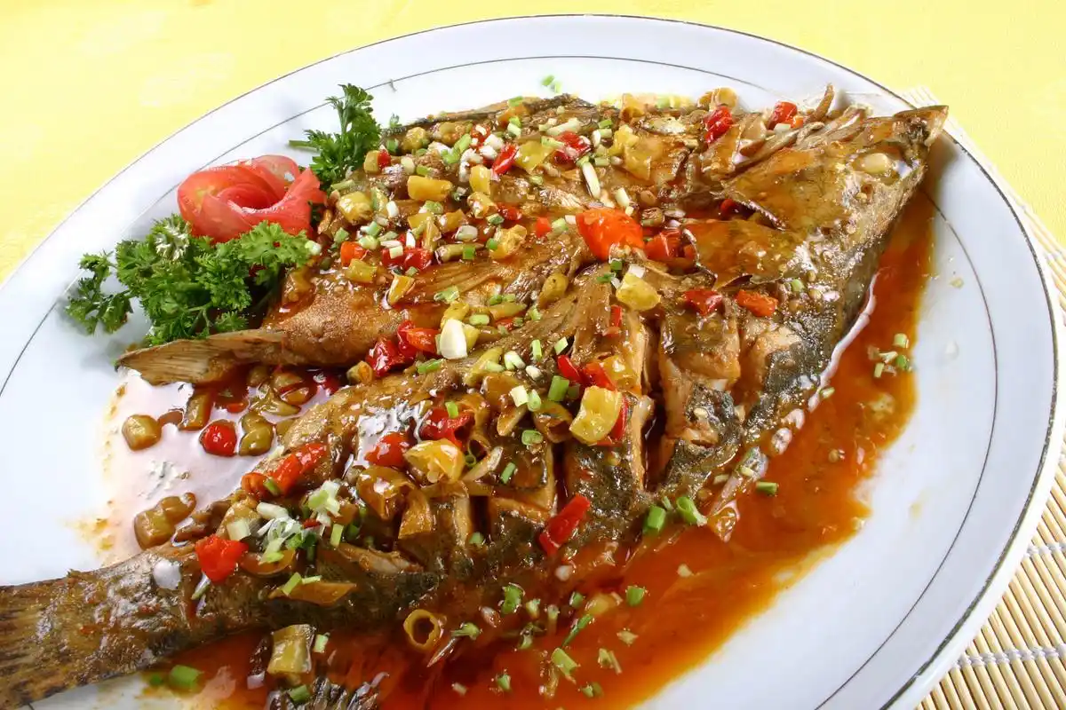 安徽传统美食-臭鳜鱼 臭鳜鱼是安徽省的传统名菜之一,尤其在黄山地区