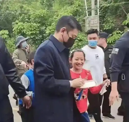 60岁刘德华现身广东汕尾神采奕奕如少年网友最帅搬家师傅