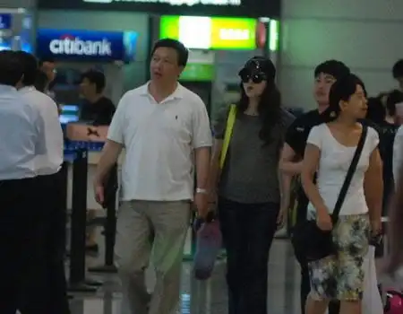 范冰冰墨镜遮面亮相机场对经纪人撅嘴装可爱图