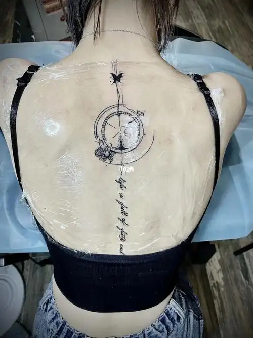 后背脊椎纹身