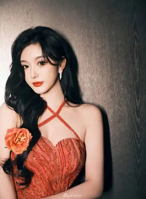 孔雪儿身穿明艳红裙,露出白皙的香肩,肌肤娇嫩如雪,显得她性感美艳-爱