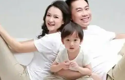 东方卫视名嘴袁鸣:丈夫是美籍华人,儿子可爱十足!