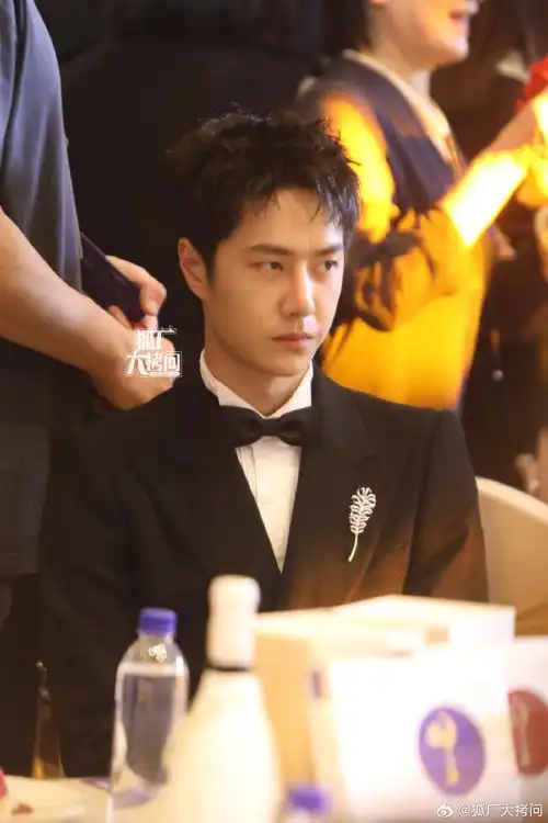 灯光下的王一博好贵#王一博今日生图来了,短发黑西装好贵好乖