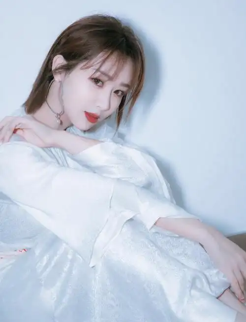 杨紫白礼裙cr水印侵删