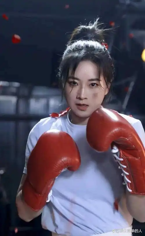 贾玲身材真抢镜!烫波浪卷穿晚礼服,腰肢纤细尽显女人味