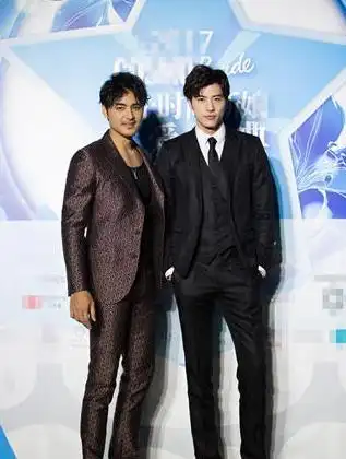 上周六,内地新生代演员徐开骋与人气演员明道,钟丽缇张伦硕夫妇等一众