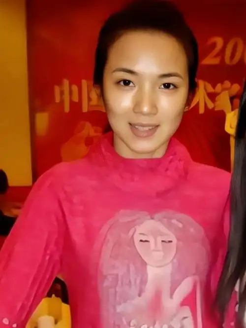 被造谣与韩红结婚的主持人管彤42岁生子后如今怎样了