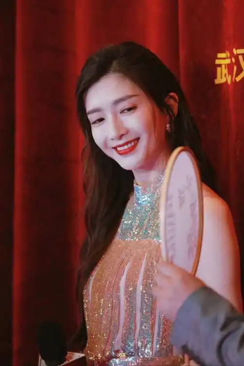 江疏影"金色露背礼服":大秀时尚,撩人心弦_明星_造型_心情