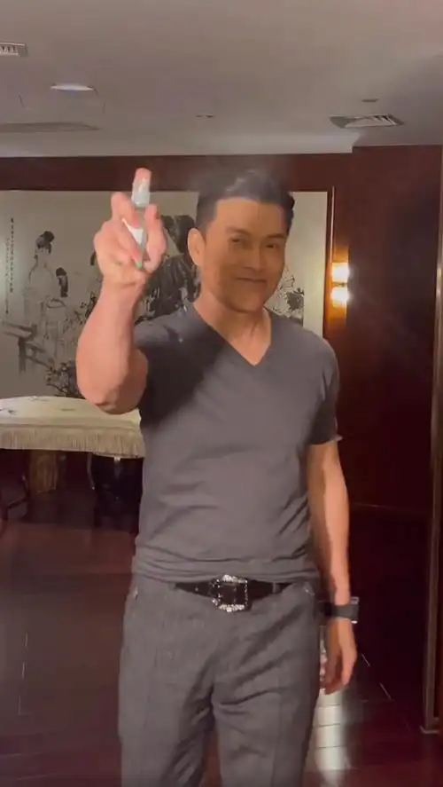 65岁吕良伟顶楼开直升机身材健壮肌肉紧实穿皮衣戴墨镜超霸气