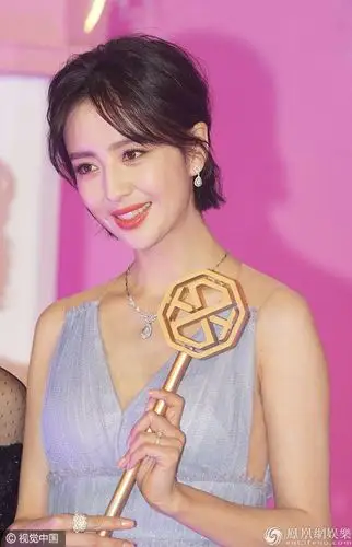 佟丽娅穿淡蓝纱裙颜值爆表与白马合照仙气十足组图