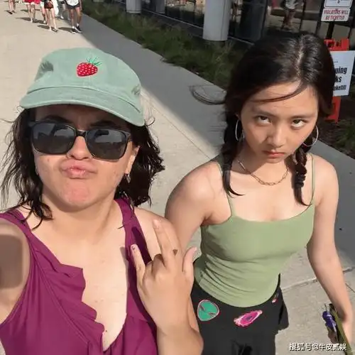 黄磊的女儿,穿着比基尼和外国小哥放飞自我,网友:真不害臊!