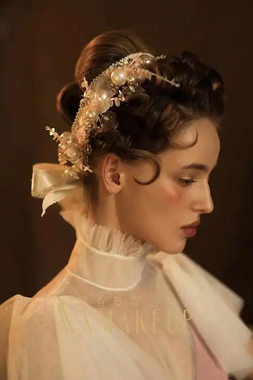 立体饱满的时尚发型 打造中世纪古欧油画风新娘造型