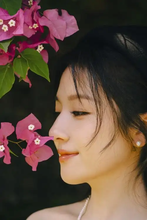 李兰迪海南plog##李兰迪黑色丝绒礼裙