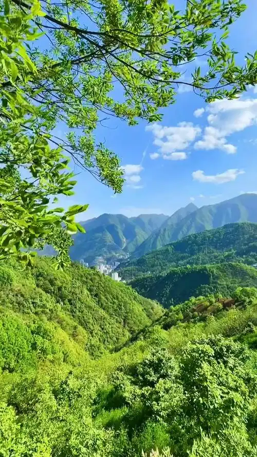 每段人生,都需要一个地方,将心安放.比如这里,绿水青山,蓝天白云!