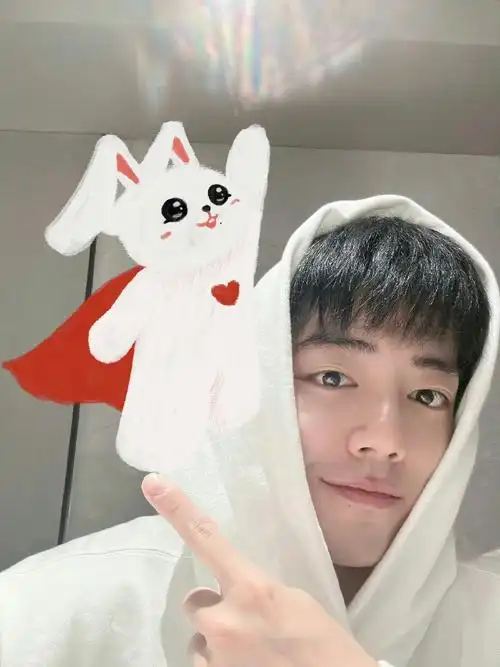 肖战的必备单品——(小飞侠)红披风#肖战晒初雪雪人