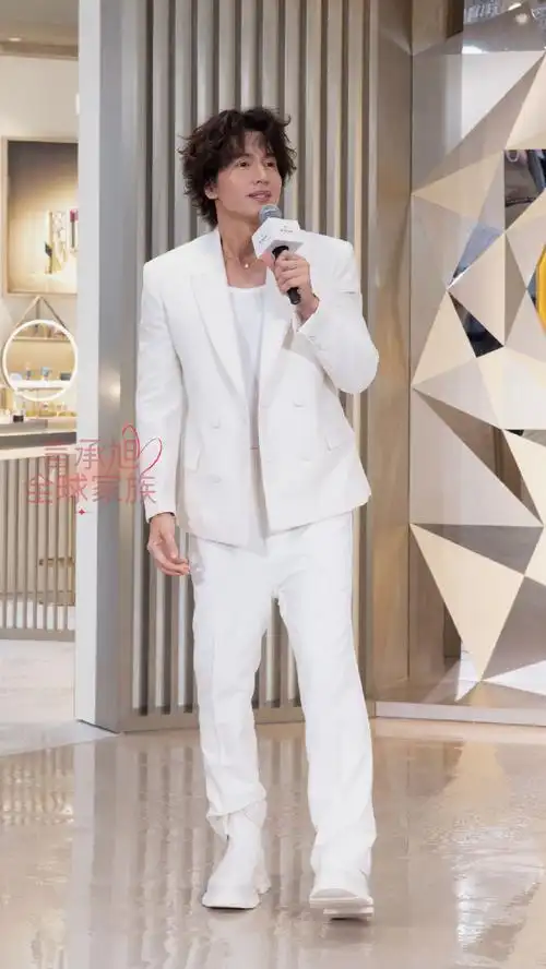 言承旭超话|#cpb肌肤之钥#  我们相约在511,  在既定的日子,里风雨无