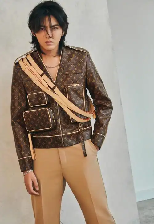 吴亦凡的外套上有好几个lv包包,亮出价格,网友:买不起