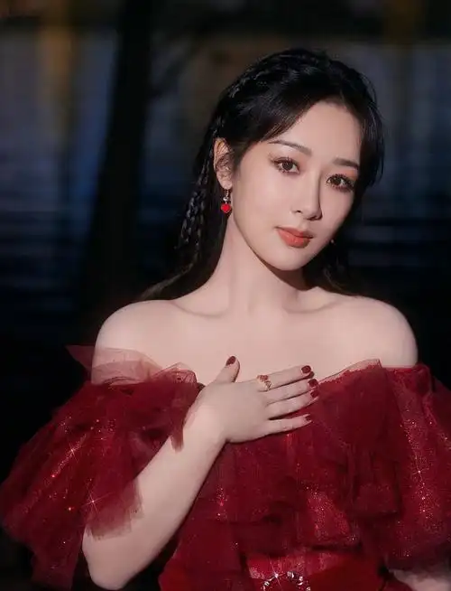 1/9近日,杨紫参加湖南卫视跨年晚会并发布一组写真.