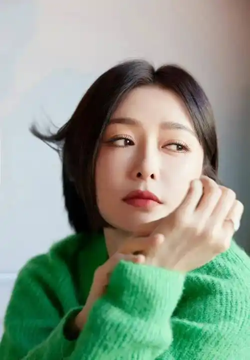 电视舞台女星秦岚有两种造型,最刺激的绿毛衣_姐姐_很漂亮_笑声