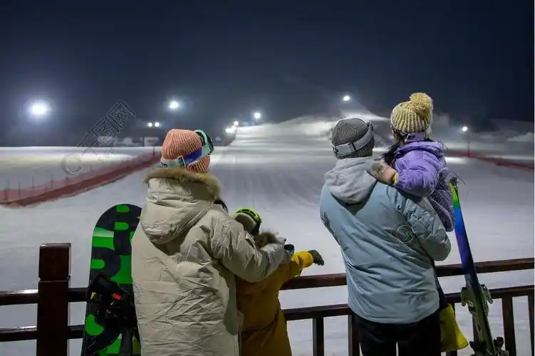滑雪场看夜景的一家四口的背影