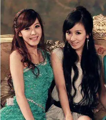 娄艺潇晒照为李金铭庆祝34岁生日,两人勾肩搭背力证姐妹情深_网易订阅